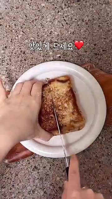 치즈가 녹도록 앞뒤로 노릇하게 구워줍니다. 맛있게 드세요! — 요즘 난리라는❗️초간단 블루베리 토스트 만들기