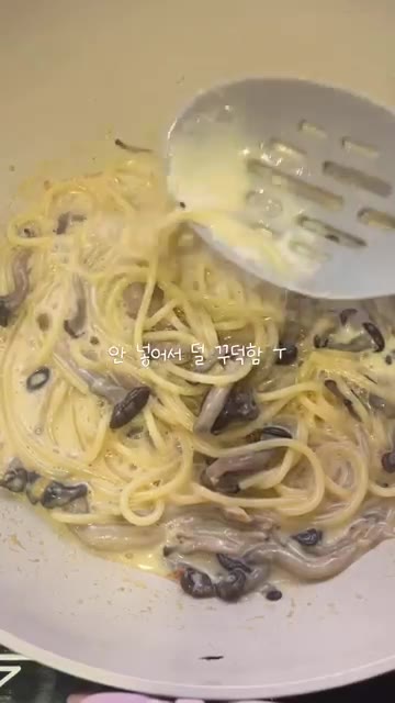소스가 꾸덕해지도록 잘 섞어줍니다. — 아몬드브리즈로 해 먹는 다이어트 크림파스타!! 생크림이 없어도 가능해요!!