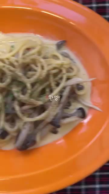 마지막으로 파슬리를 뿌려줍니다. — 아몬드브리즈로 해 먹는 다이어트 크림파스타!! 생크림이 없어도 가능해요!!