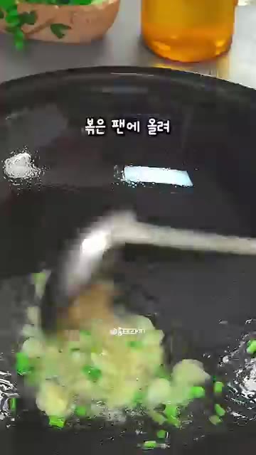 가지를 길쭉하게 썰어 찜기에 푹 쪄줍니다. — 가지 싫어하는 사람도 제육볶음 제치고 싹 비우는 대박 가지 조림