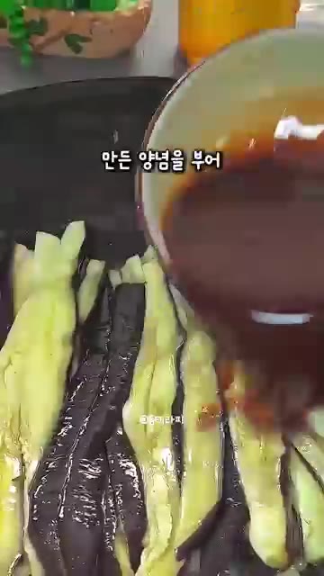 팬에 식용유를 두르고 다진 파와 마늘을 볶아 향을 냅니다. — 가지 싫어하는 사람도 제육볶음 제치고 싹 비우는 대박 가지 조림