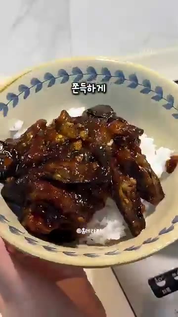 간장, 설탕, 올리고당, 참기름, 깨를 섞어 만든 양념장을 붓습니다. — 가지 싫어하는 사람도 제육볶음 제치고 싹 비우는 대박 가지 조림