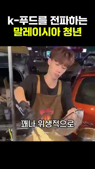 끓는 물에 불닭볶음면을 넣고 3분간 삶아 건져낸다. — 말레이시아 청년의 불닭볶음면 오믈렛