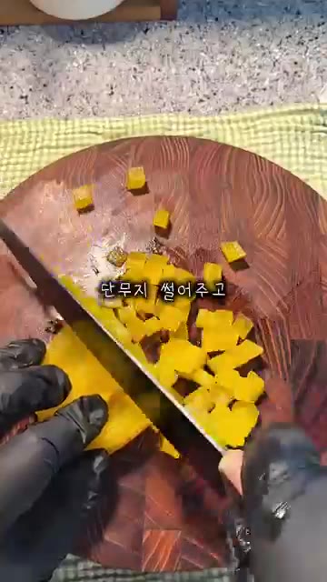 단무지와 크래미를 잘게 썰어준다. 깻잎은 돌돌 말아 썰어준다. — 10분 초간단 치즈알밥