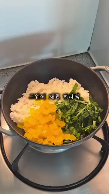 밥 위에 썰어둔 단무지, 깻잎, 크래미, 김치를 순서대로 올려준다. — 10분 초간단 치즈알밥
