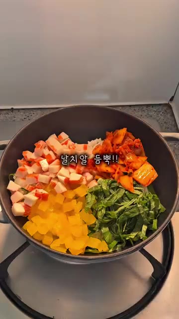 가운데에 날치알을 듬뿍 올려준다. — 10분 초간단 치즈알밥