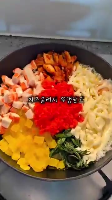 약불로 불을 켜고 치즈를 올려 뚜껑을 닫고 기다린다. — 10분 초간단 치즈알밥