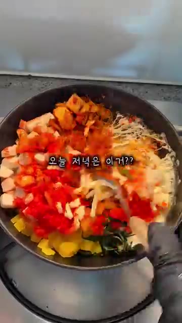 치즈가 녹으면 완성이다. — 10분 초간단 치즈알밥