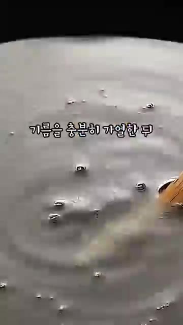 깻잎에 반죽을 골고루 입혀주세요. — 평범한 깻잎이 풍선처럼!! 🍃 바삭한 풍선 깻잎튀김