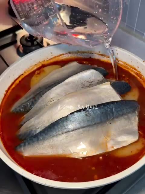 물 200ml를 추가로 붓고 모두 잠기도록 합니다. — 밥도둑 아잉교! 맛집 가지 말고 만들어보세요..🥹