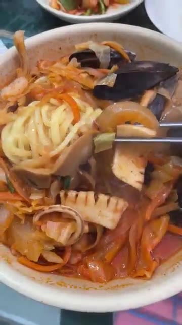 끓는 육수에 해물과 채소를 넣고 볶는다. — 얼큰한 해물짬뽕