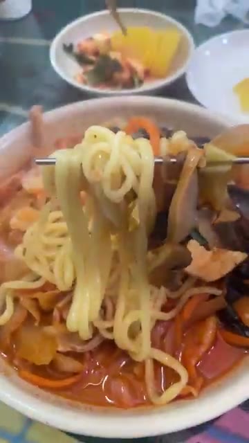 면을 넣고 함께 끓인다. — 얼큰한 해물짬뽕