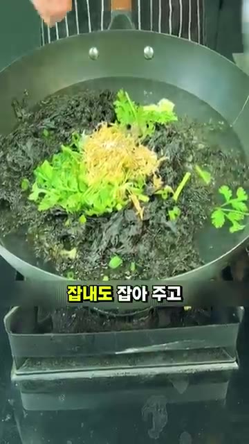 골고루 저어주면서 한소끔 끓여줍니다. — 식당에서 파는 것보다 더 맛있는 초간단 김계란국 만들기✨