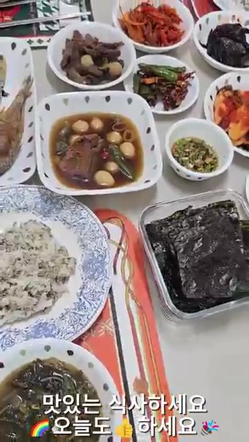황태채무침과 도라지일미무침이 준비되어 있다. — 26년 가을 집밥일기: 국물 장조림, 시락국, 멸치볶음 등 푸짐한 한상차림