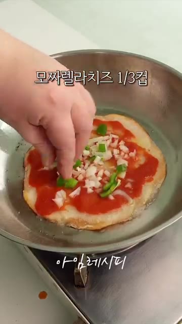 기름을 두른 팬에 감자를 올리고 소금, 후추를 뿌려 노릇하게 구워주세요. — 5분도 안 걸리는 초바삭 감자피자