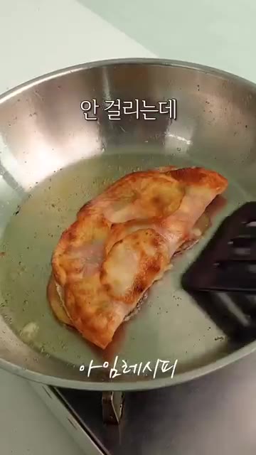 감자 위에 토마토소스, 채소, 모짜렐라 치즈를 듬뿍 올려주세요. — 5분도 안 걸리는 초바삭 감자피자