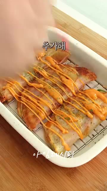 반으로 접어 겉면을 익힌 뒤 체다치즈소스를 추가해 맛있게 드세요. — 5분도 안 걸리는 초바삭 감자피자