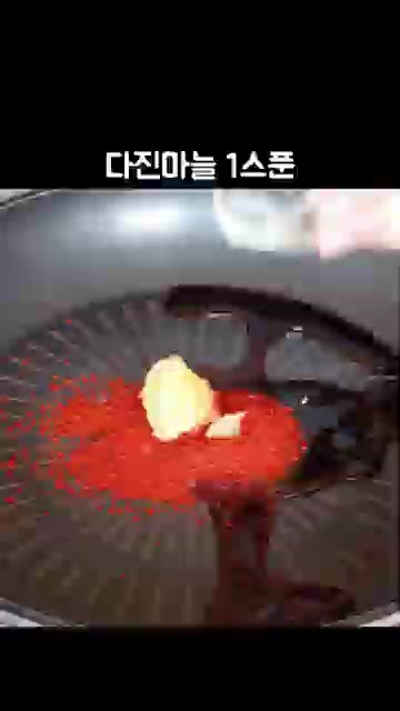팬에 진간장 2스푼, 굴소스 1스푼, 고춧가루 2스푼, 다진 마늘… — 제육볶음보다 맛있는 새송이버섯볶음 레시피