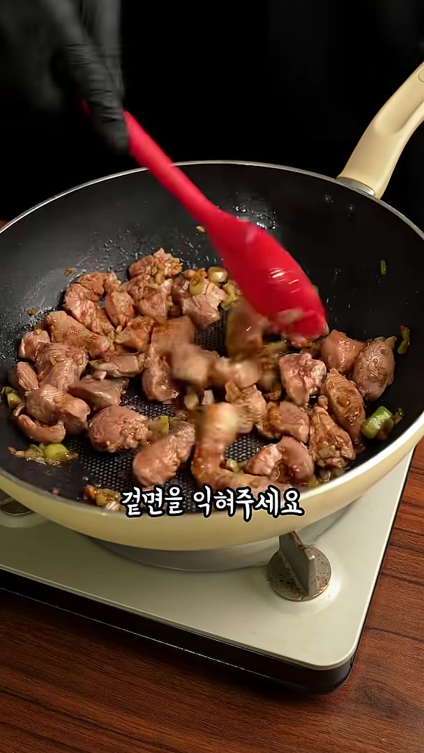 식용유 2큰술에 대파, 다진 마늘 넣고 중불에 살짝 볶아주세요. — 밥 말아먹으면 진짜 맛있는 애호박찌개 만들기