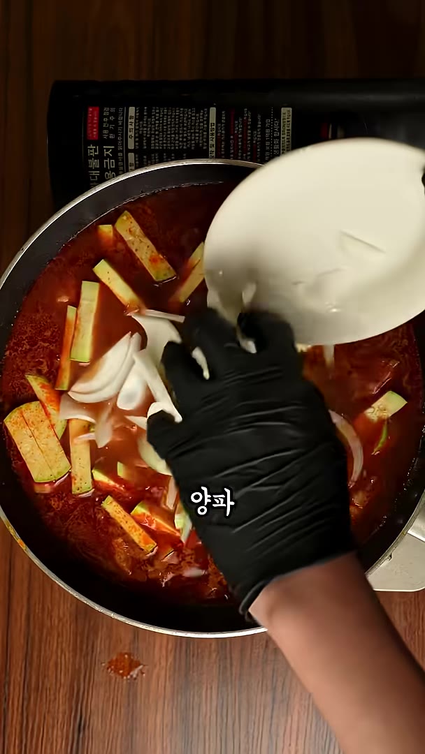 물 300ml 보충하고 애호박, 양파, 청양고추 넣어주세요. — 밥 말아먹으면 진짜 맛있는 애호박찌개 만들기