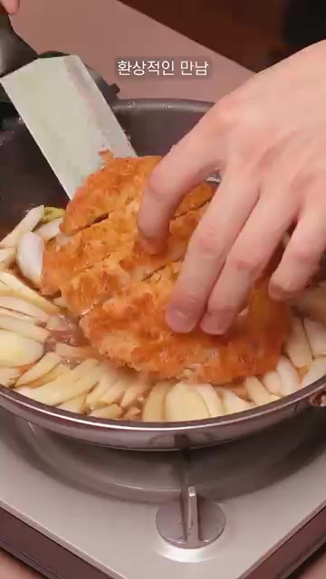돈까스를 노릇노릇하게 튀겨낸다. 양파 반 개를 얇게 썰어 준비한다. — 집에서도 만들 수 있는 돈캇츠동 !