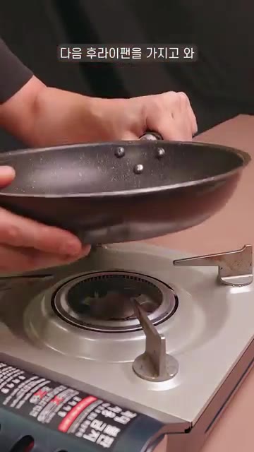 기름을 닦아낸 팬에 물 반 컵, 치킨스톡 1큰술, 진간장 2큰술,… — 집에서도 만들 수 있는 돈캇츠동 !