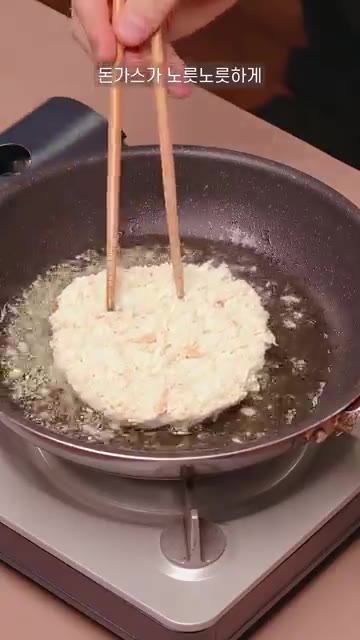 돈까스를 먹기 좋은 크기로 썰어 소스 위에 올린다. — 집에서도 만들 수 있는 돈캇츠동 !