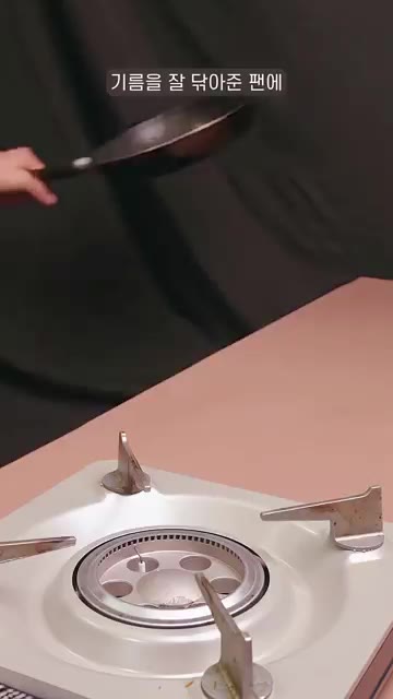 계란 2개를 잘 풀어 돈까스 위에 골고루 부어준다. — 집에서도 만들 수 있는 돈캇츠동 !