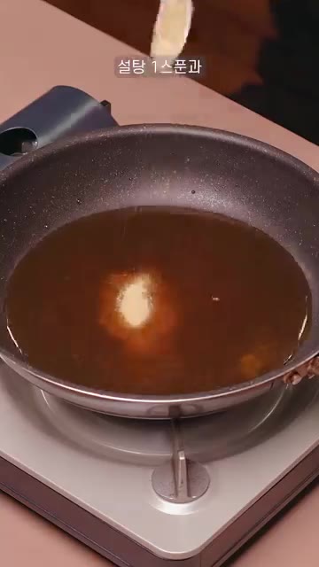 밥을 그릇에 담고 그 위에 완성된 돈까스와 소스를 올려준다. — 집에서도 만들 수 있는 돈캇츠동 !