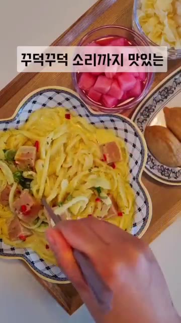 양파 하나를 채 썰어 준비합니다. 냄비에 우유 500ml를 부어줍니다. — 크림 카레 우동 초간단 레시피
