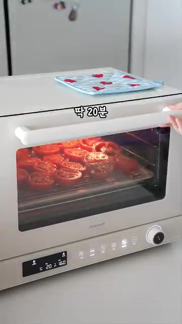 160도로 예열된 에어프라이어에 넣고 약 20분간 구워줍니다. — 간단하지만 맛있는 토마토요리🍅 아침메뉴로 딱이에요!