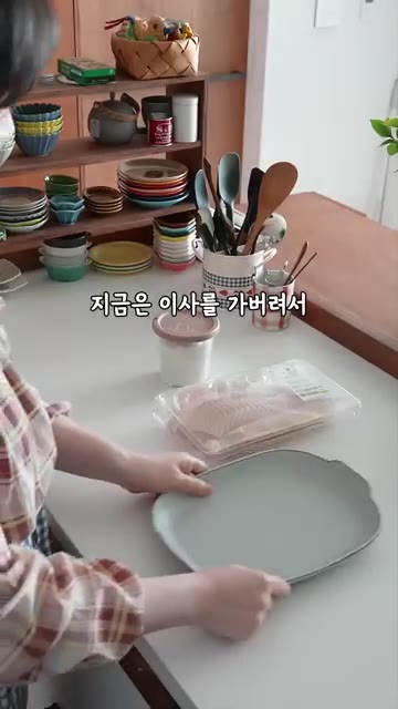 물기를 짠 묵은지를 먹기 좋은 크기로 썰어줍니다. 볼에 담고 참기름… — 광어김밥은 이 조합이 1등👍🏻감동적인 맛이에요