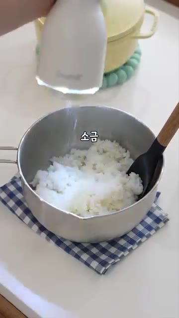 밥을 한입 크기로 작게 떼어 동그랗게 뭉쳐줍니다. — 광어김밥은 이 조합이 1등👍🏻감동적인 맛이에요