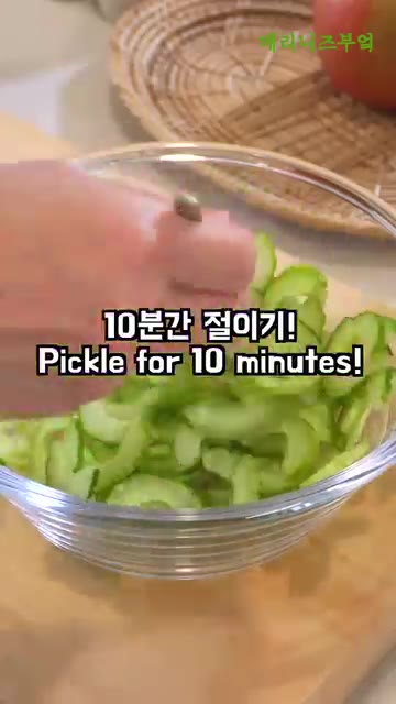 사과는 반으로 잘라 씨를 제거하고 얇게 썬다. — 건강한 재료로 포만감 가득 채우기