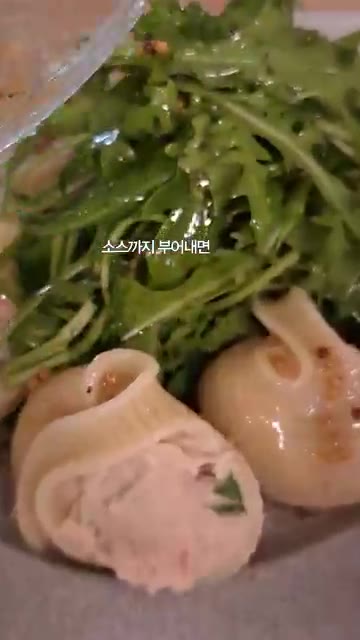 접시에 파스타와 루꼴라 샐러드를 담고 남은 드레싱을 뿌려 완성한다. — 달팽이 파스타 & 흰콩 후무스 콜드파스타 레시피