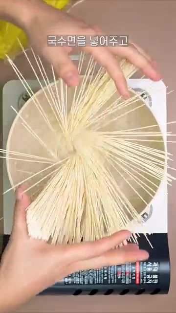 물이 끓으면 국수면을 넣고 공기와 접촉시키면서 익힌다. — 더운 날 이거 하나면 끝! 10분도 안 걸리는 초간단 열무국수 레시피