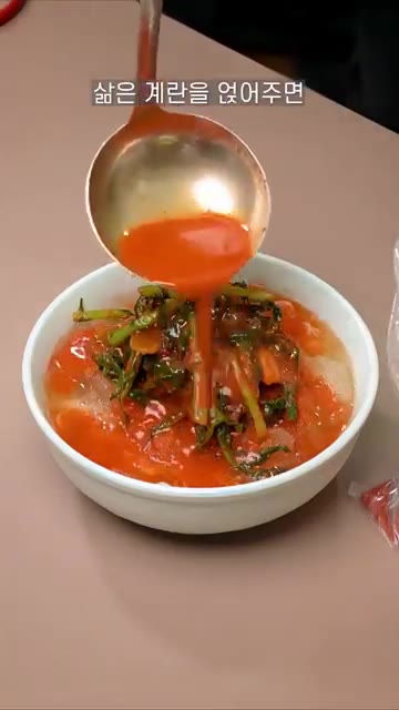 삶은 계란을 얹어준다. — 더운 날 이거 하나면 끝! 10분도 안 걸리는 초간단 열무국수 레시피