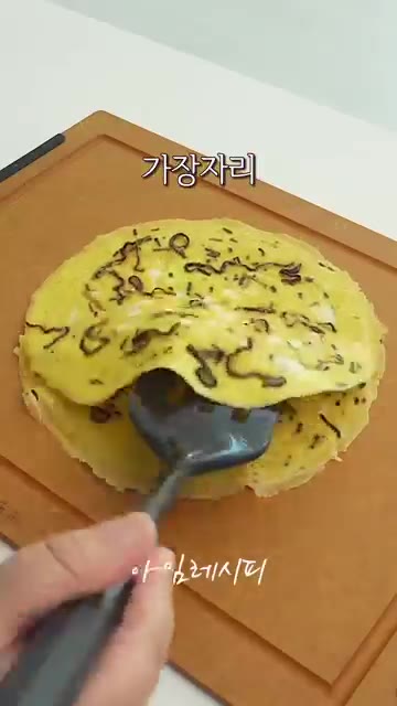 예열된 팬에 기름을 살짝 두르고 키친타월로 닦아낸 뒤, 달걀물 2국… — 시오콘부 김밥: 김밥 속에 넣어봤더니 감칠맛 폭발!
