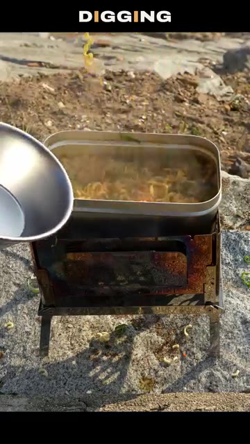 완성된 대파 라면을 맛있게 먹는다. — 대파라면 캠핑 요리