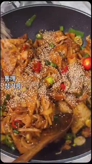통깨와 참기름을 넣고 마무리합니다. — 오뎅볶음 황금레시피