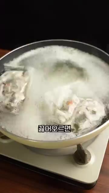 물 2L에 멸치다시 육수팩 2팩을 넣고 중불에서 5분간 끓여 육수를… — 속이 확 풀리는 시원한 김치콩나물국
