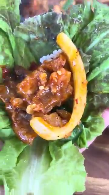 달궈진 팬에 양념한 돼지고기를 넣고 볶아줍니다. 쌈채소에 밥과 제육… — 매콤한 제육볶음과 쌈