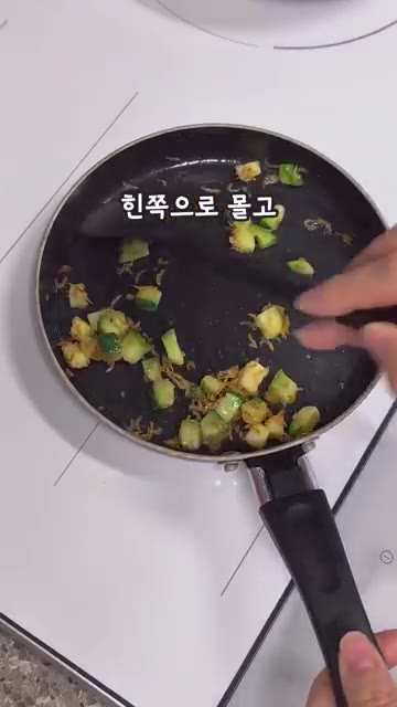 밥새우를 넣고 함께 볶아줍니다. — 5분 완성! 밥새우 달걀 스크램블