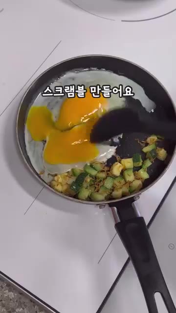한쪽으로 재료를 밀고 달걀을 깨뜨려 넣고 스크램블을 만들어줍니다. — 5분 완성! 밥새우 달걀 스크램블