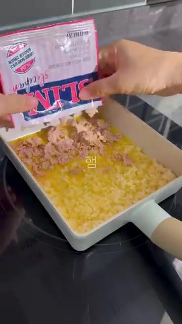 주걱으로 계란을 접어준다. — 간단 아침 계란밥