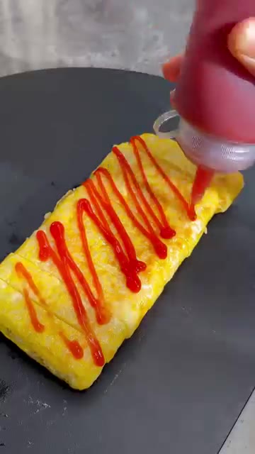 케첩을 뿌려 완성한다. — 간단 아침 계란밥