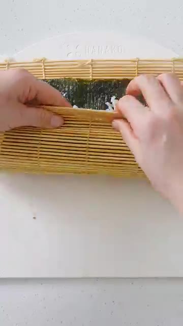 참기름을 발라 먹기 좋게 썰어주면 손예진 김밥 완성입니다. — 손예진 김밥 레시피