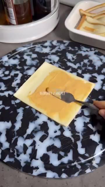 식빵 위에 땅콩버터를 바르고 바나나를 올린다. — 식빵 과일 롤 레시피