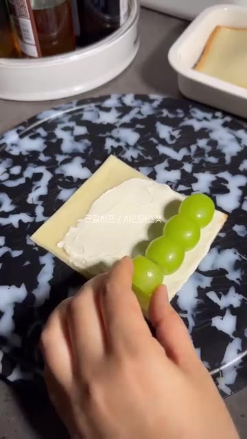 크림치즈를 바르고 청포도나 귤, 무화과를 올린다. — 식빵 과일 롤 레시피