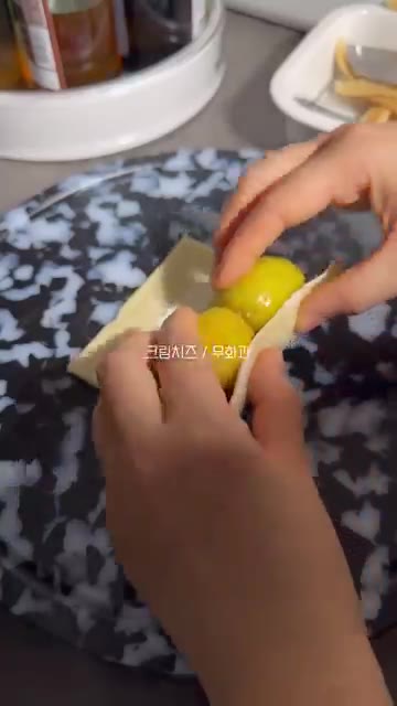 식빵을 돌돌 말아 랩으로 감싼다. — 식빵 과일 롤 레시피